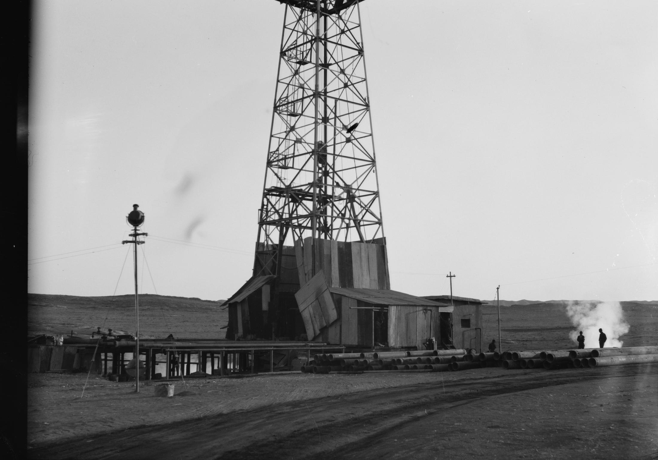 Drilling tower in an Iraqi oil field
